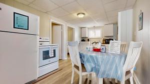 Køkken eller tekøkken på Salt Life #1 by Bayley Vacation Rentals