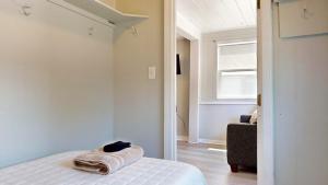 En eller flere senge i et værelse på Salt Life #1 by Bayley Vacation Rentals