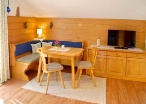 TV a/nebo společenská místnost v ubytování Gästehaus Michelar's Hüs