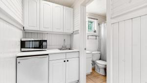 Nhà bếp/bếp nhỏ tại Salty Dolphin by Bayley Vacation Rentals +49 ảnh