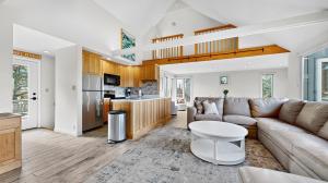 Nhà bếp/bếp nhỏ tại Salty Dolphin by Bayley Vacation Rentals