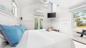 Giường trong phòng chung tại Salty Dolphin by Bayley Vacation Rentals