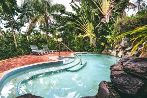 Piscina de la sau aproape de Kariwak Wellness Village, Hotel and Holistic Haven +25 fotografii