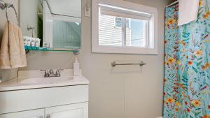 Et badeværelse på Salt Life #2 by Bayley Vacation Rentals + 25 billeder