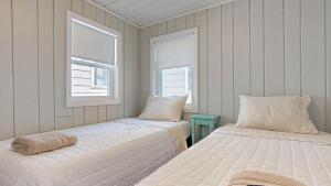 En eller flere senge i et værelse på Salt Life #2 by Bayley Vacation Rentals