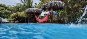 Bazén v ubytování Cris Beach House nebo v jeho okolí + 8 fotografií