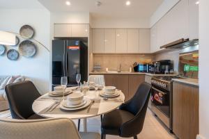 Køkken eller tekøkken på Stunning Burj Khalifa View! Steps to Dubai Mall