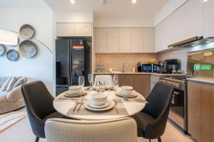 Køkken eller tekøkken på Stunning Burj Khalifa View! Steps to Dubai Mall