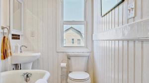 Et badeværelse på Seas the Day by Bayley Vacation Rentals + 24 billeder