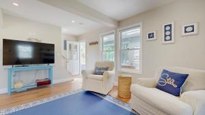 Et tv og/eller underholdning på Seas the Day by Bayley Vacation Rentals