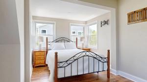 En eller flere senge i et værelse på Seas the Day by Bayley Vacation Rentals