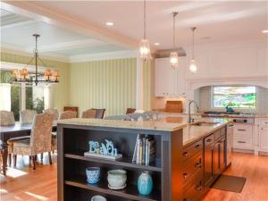 eine Küche mit Theke und ein Esszimmer in der Unterkunft Happy Holidays with Sea Breeze in Surfside