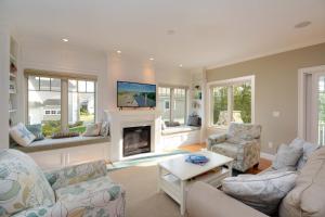 ein Wohnzimmer mit zwei Sofas und einem Kamin in der Unterkunft Happy Holidays with Sea Breeze in Surfside