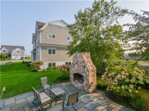 eine Terrasse mit einem Steinkamin im Garten eines Hauses in der Unterkunft Happy Holidays with Sea Breeze in Surfside