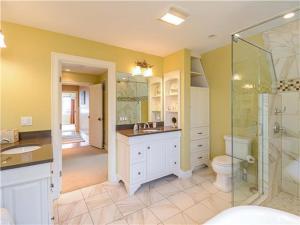 ein Badezimmer mit Toilette und Glasdusche in der Unterkunft Happy Holidays with Sea Breeze in Surfside + 38 Fotos