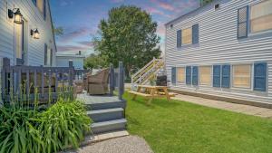 Vườn quanh The Cove by Bayley Vacation Rentals