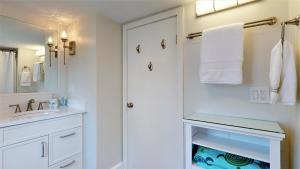 Phòng tắm tại The Cove by Bayley Vacation Rentals +28 ảnh