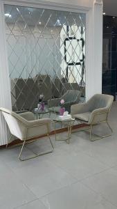 Dos sillas y una mesa en una habitación. en Inter Town Hotel, en Salalah