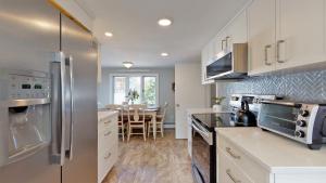 Nhà bếp/bếp nhỏ tại The Cove by Bayley Vacation Rentals