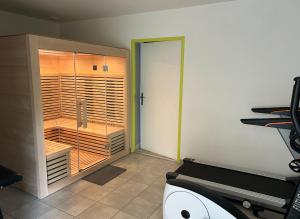 een kamer met een inloopkast met een deur bij Gite Multriman in Le Bessat