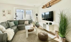 TV a/nebo společenská místnost v ubytování Kleine Freiheit, Büsum - modernes Ferienhaus in Meernähe mit Terrasse, Garten und eigenem Parkplatz