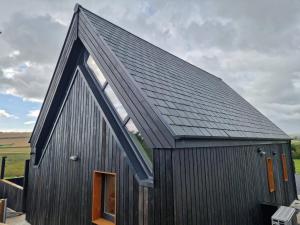 Billede fra billedgalleriet på Black Lodge - Sea view with deck garden i Garrylucas