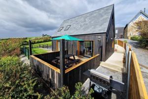 Billede fra billedgalleriet på Black Lodge - Sea view with deck garden i Garrylucas