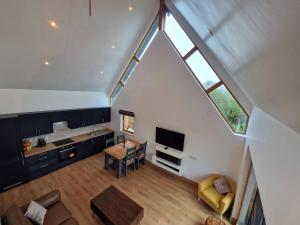 Billede fra billedgalleriet på Black Lodge - Sea view with deck garden i Garrylucas + 31 billeder