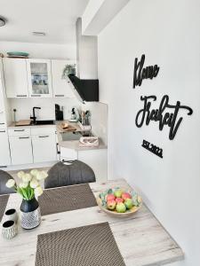 Kuchyň nebo kuchyňský kout v ubytování Kleine Freiheit, Büsum - modernes Ferienhaus in Meernähe mit Terrasse, Garten und eigenem Parkplatz