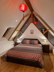 Un dormitorio con una cama grande en un ático. en Black Lodge - Sea view with deck garden, en Garrylucas