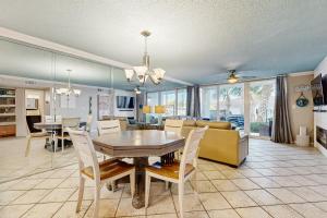 デスティンにあるDolphin Point 105Aのテーブルと椅子のあるダイニングルームとリビングルーム