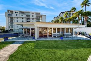 デスティンにあるDolphin Point 105Aのパティオ付きの家