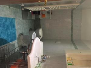een badkamer met een toilet in een kamer bij 3 Perle all'Accademia Apartments in Florence