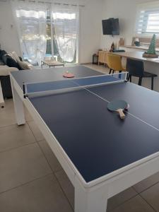 a ping pong table in a living room at Villa T4 Cosy entre Mer, Montagne & Espagne avec Jardin, Billard & Barbecue in Thuir