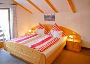 Postel nebo postele na pokoji v ubytování Gästehaus Michelar's Hüs