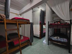 En eller flere senge i et værelse på Haadrin Homestay - Phangan Hostel