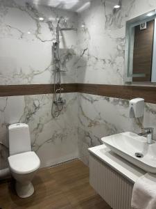 ein Badezimmer mit Toilette und Waschbecken in der Unterkunft Apart Hotel Danaya in Stara Sagora