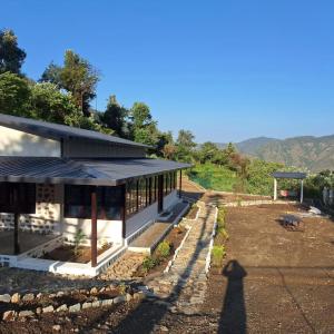 een persoon die voor een gebouw staat bij Green View, devalsari in Dhanaulti