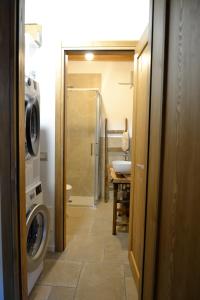 un bagno con lavatrice e lavandino di Al Foér Guesthouse ad Averara
