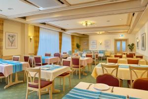 a restaurant with tables and chairs in a room at AR Boutique Hotel Mannheim in Mannheim