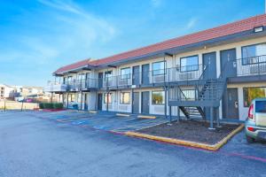 un edificio con una escalera en un aparcamiento en Super 7 Inn by Hotel O Dallas I 20, en Dallas