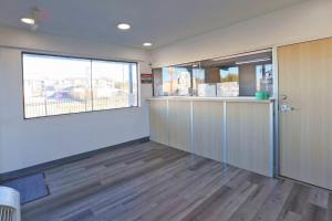 Habitación vacía con puerta y ventana en Super 7 Inn by Hotel O Dallas I 20, en Dallas