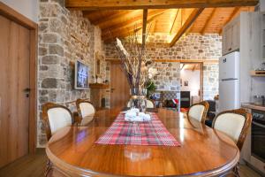 TV a/nebo společenská místnost v ubytování Villa Εlena