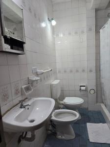 un bagno con un water e un lavandino di Italia apart departamentos por día con cochera opcional a Corrientes