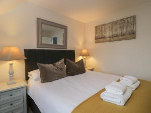 a bedroom with a bed with towels on it at Flat 6 in Tetbury
