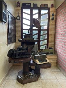 una statua di una scrivania con una macchina da scrivere e una tastiera di Casa amanhecer a Triunfo