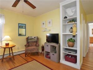 TV/trung tâm giải trí tại Sandy Beach at Port by Bayley Vacation Rentals