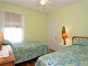 Giường trong phòng chung tại Sandy Beach at Port by Bayley Vacation Rentals