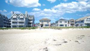 een groep huizen op het strand vlakbij het zand bij Sandy Beach at Star Board in Surfside