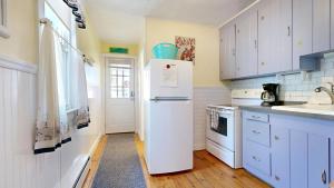 een keuken met een witte koelkast en een spoelbak bij Sandy Beach at Star Board in Surfside +14 foto's